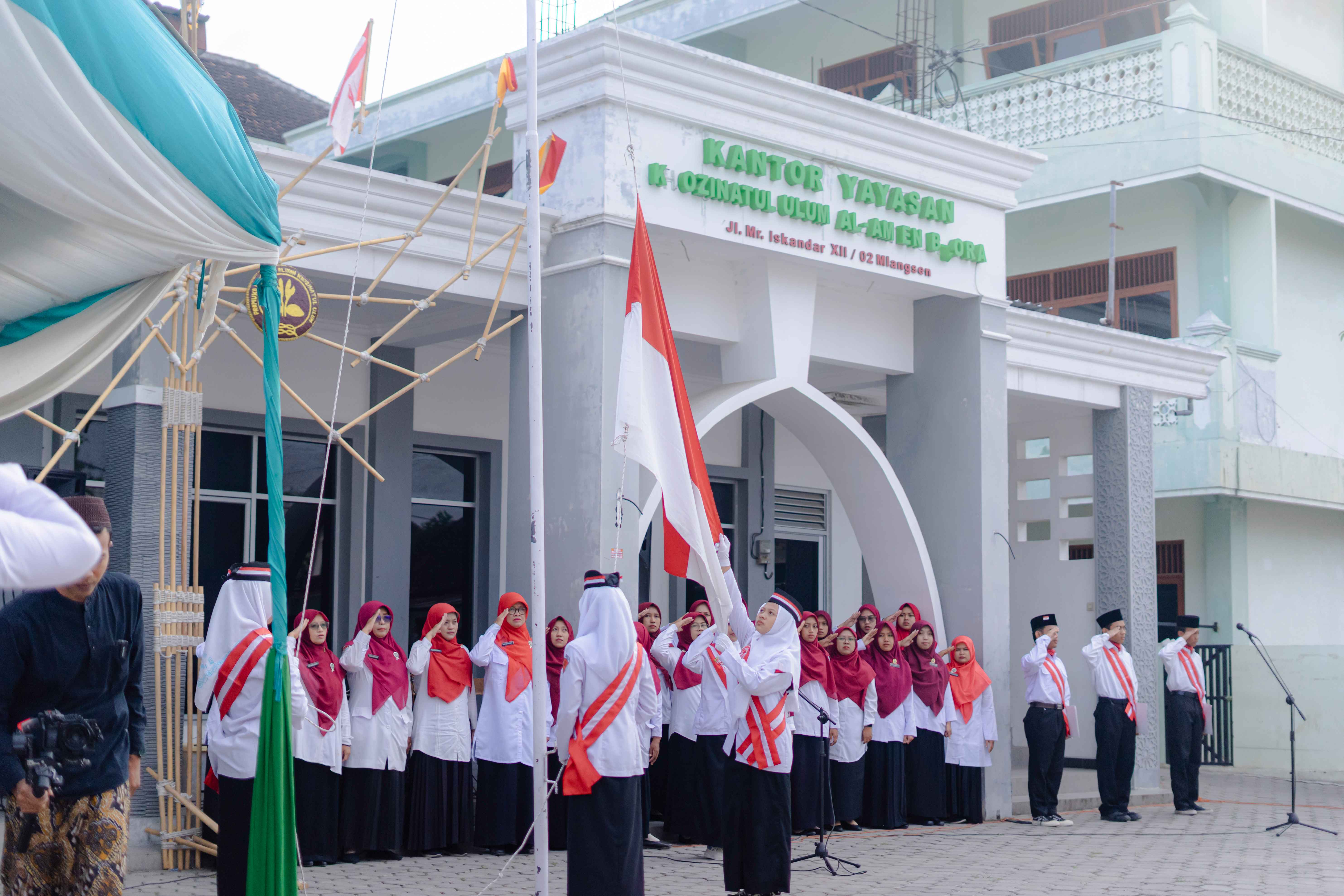 Sebagai bentuk Nasionalisme, Siswa siswi MA. Khozinatul Ulum bertugas sebagai petugas Upacara dalam rangka HUT ke 81 RI
